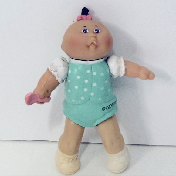 3 3/4โ Cabbage Patch Kid Figure PVC 3 3/4"Poseable Green outfit with Pink Spoon - Picture 1 of 8
